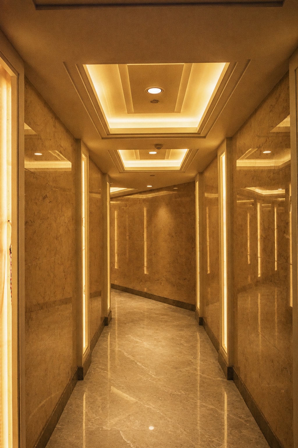 Hall de alto padrão com iluminação arquitetônica